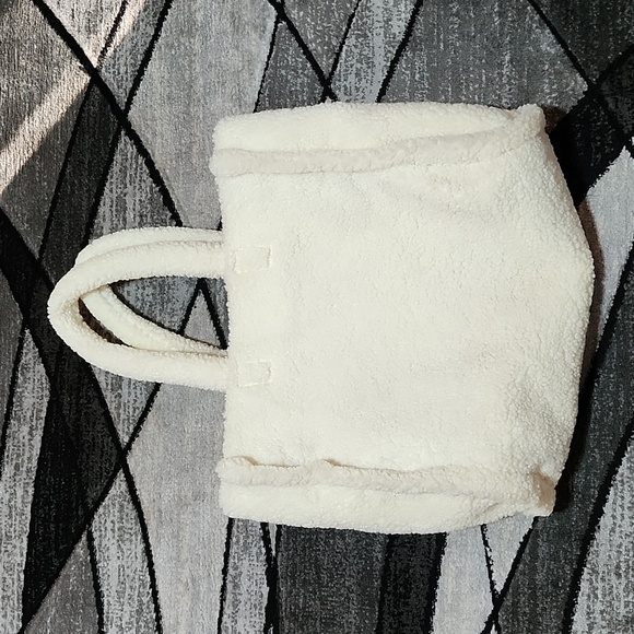 VICTORIA SECRET 2021 OFF WHITE EMBROIDERED SHERPA LOGO TOTE BAG - Picture 6 of 10